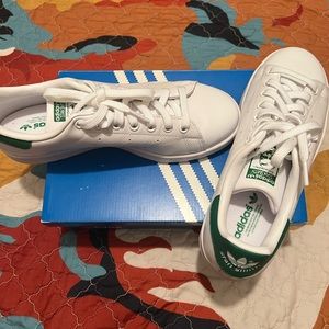 I’m selling a practically new pair of white Adidas Stan Smiths, worn once.